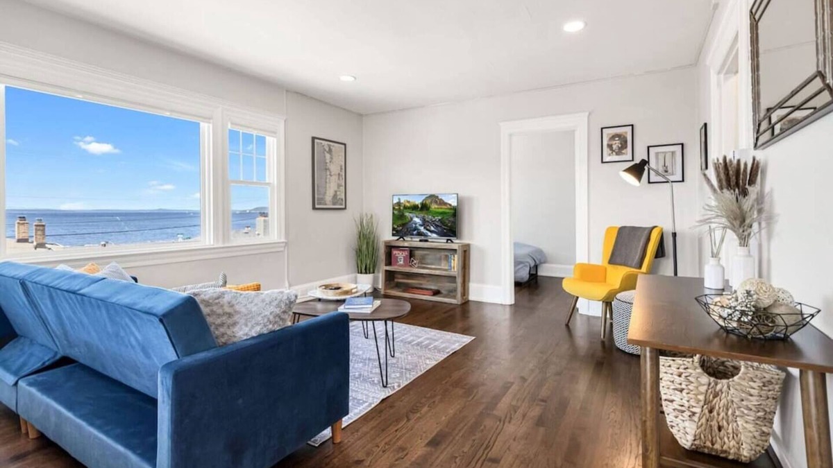 North Admiral Apartment | Top floor apartment with panoramic ocean views