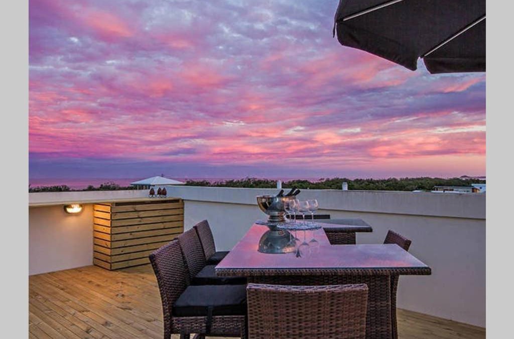 Casuarina Apartment | Top-floor beachside apartment with views