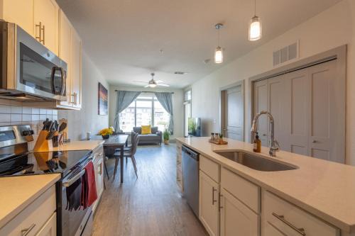 Downtown San Antonio Apartment | Top Floor City Views! King Bed Pool Gym Free Parking