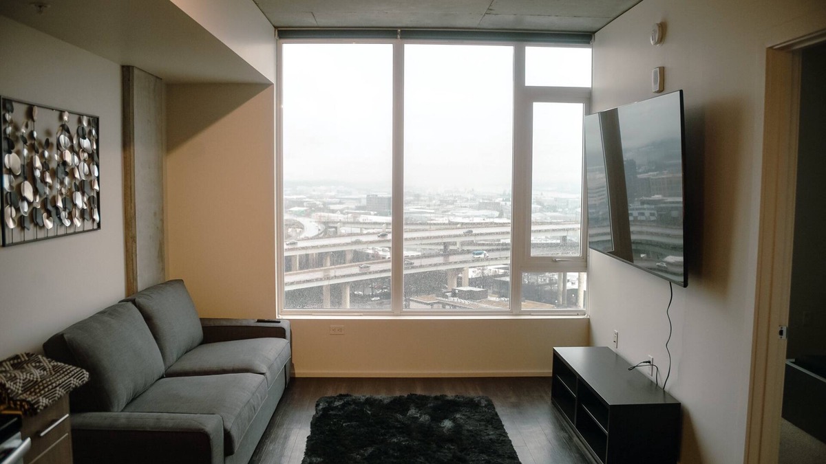 Pearl District Apartment | Top Floor Condo W/Beautiful View Overlooking the city