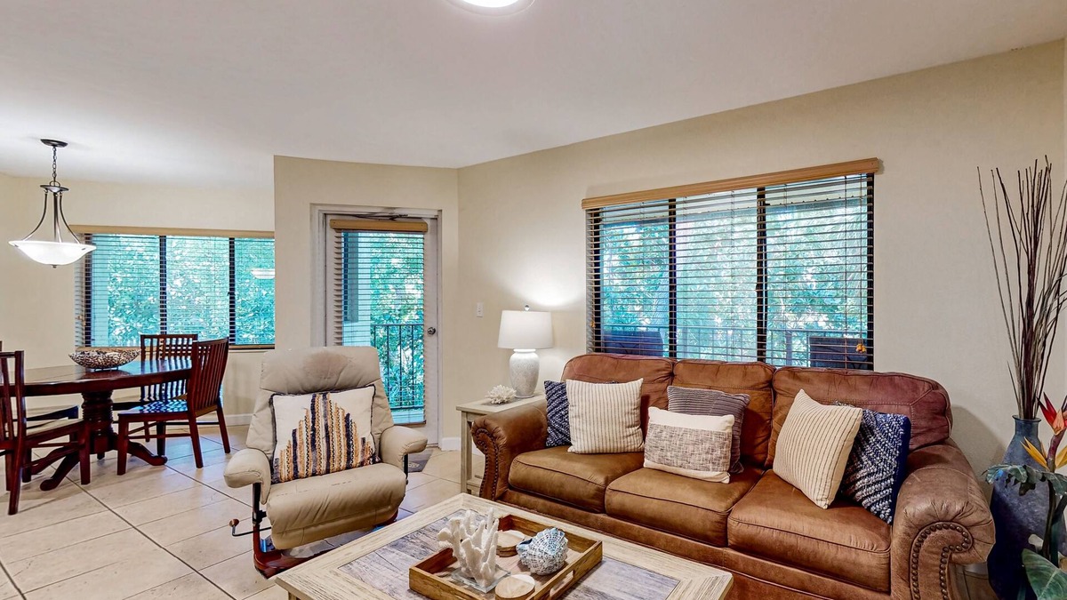 Tierra Verde Condo | Top-floor Condo with on-site pool, hot tub, grills, gym, & private balcony