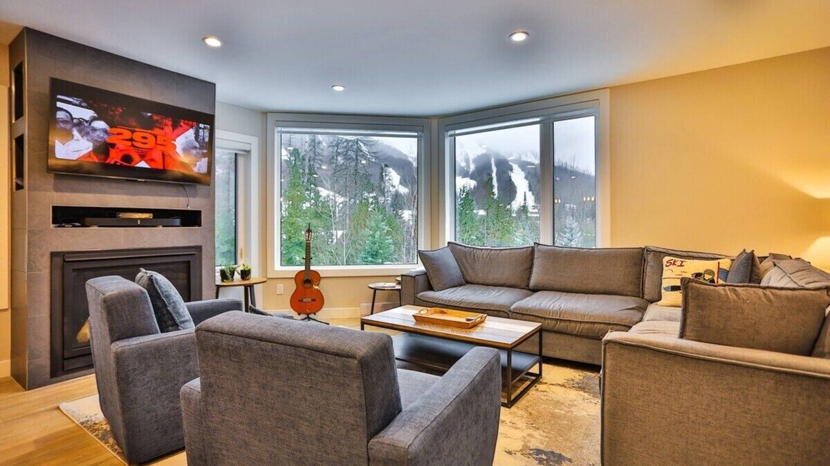 East Kootenay Condo | Top Floor Corner Unit with the Best Views of the Mountain