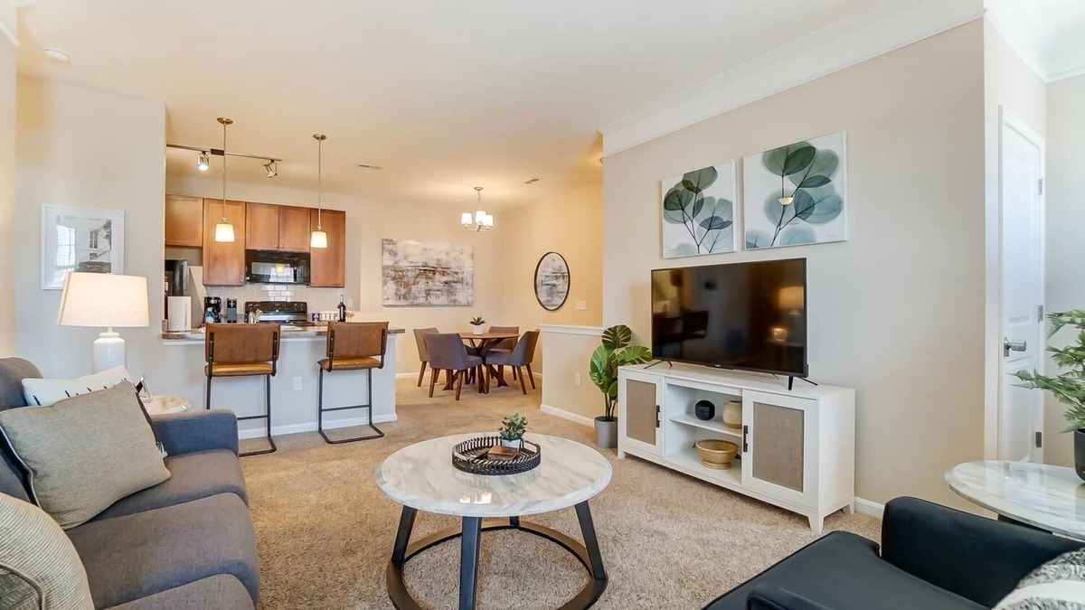 Westerville Apartment | Top Floor King | Great Area | Free Parking | W/D!