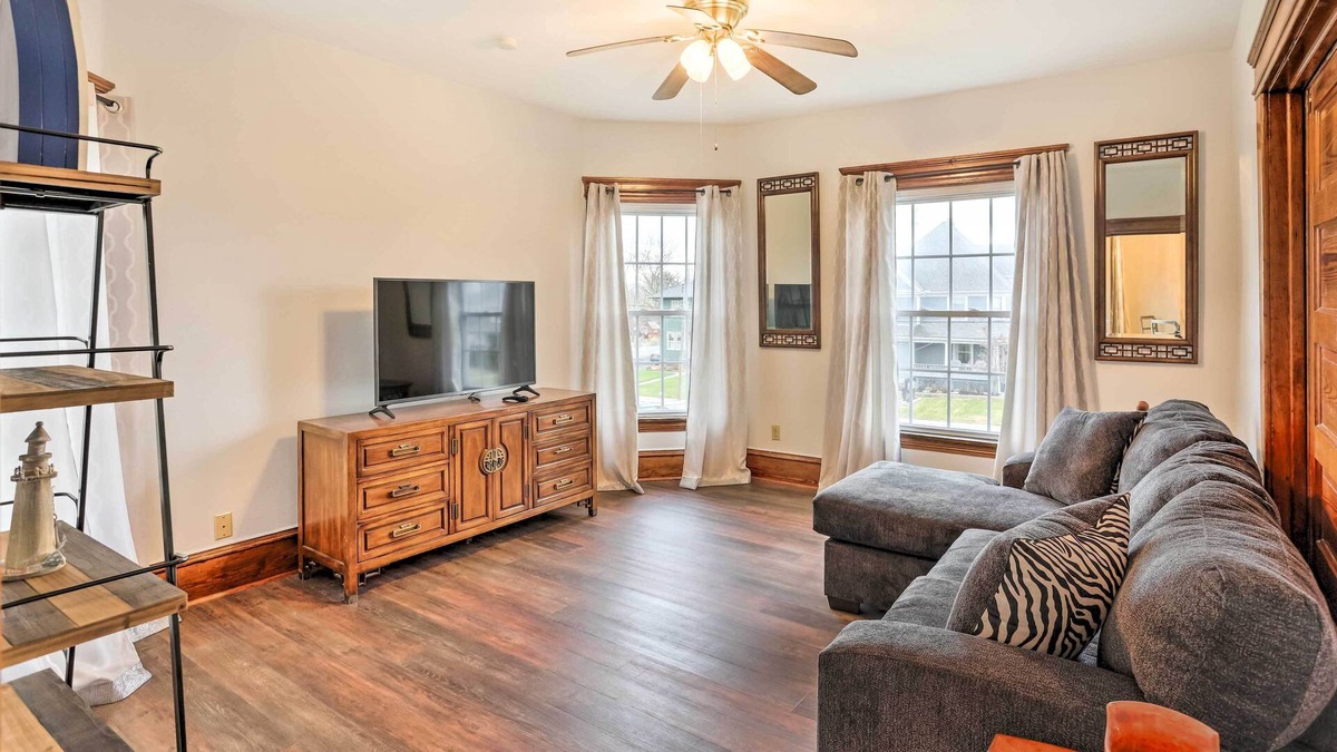 Lorain Apartment | Top-floor Lake Erie Apartment: Walk to Lakefront!