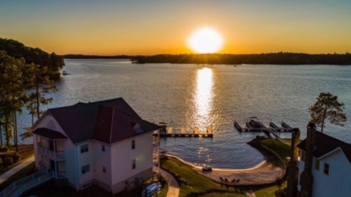 Dadeville Condo | Top-Floor Lakefront Condo – Heated Pool, Boat Dock & Sunset Views