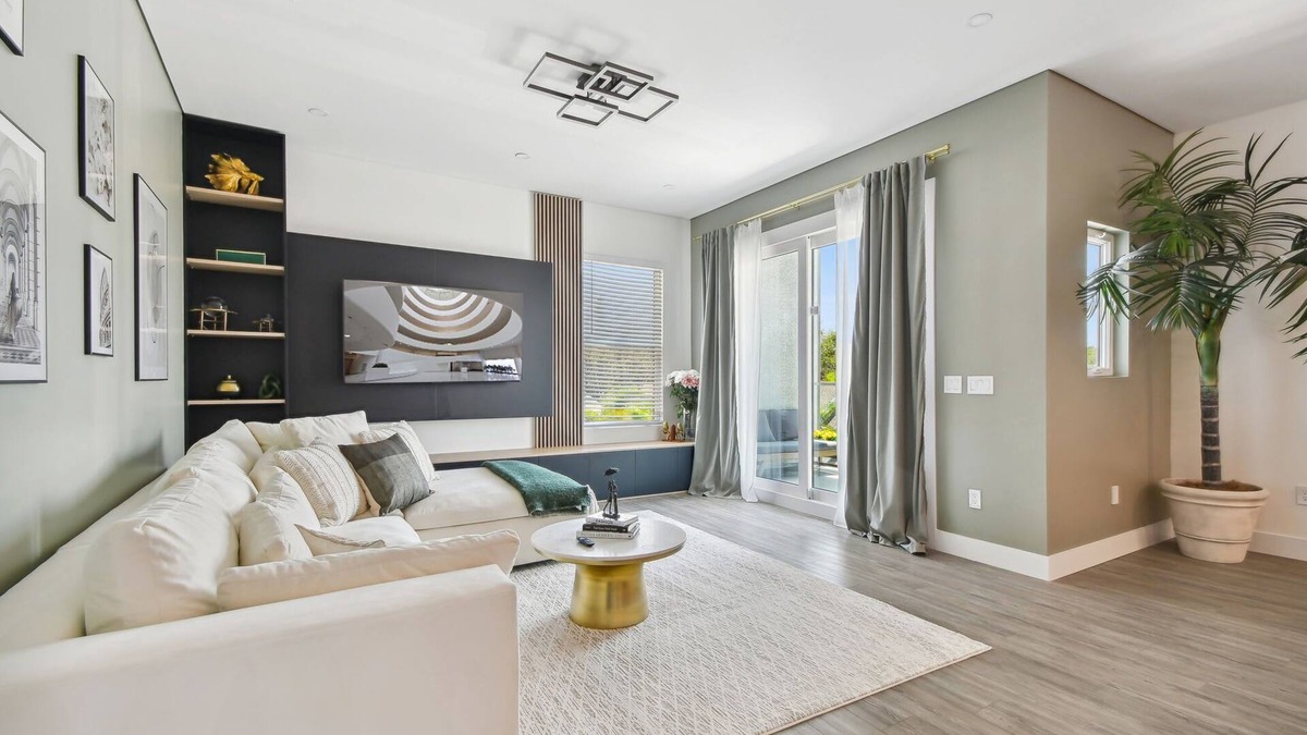 Crescent Lake Apartment | Top Floor Luxury - Views - 5 min to Downtown