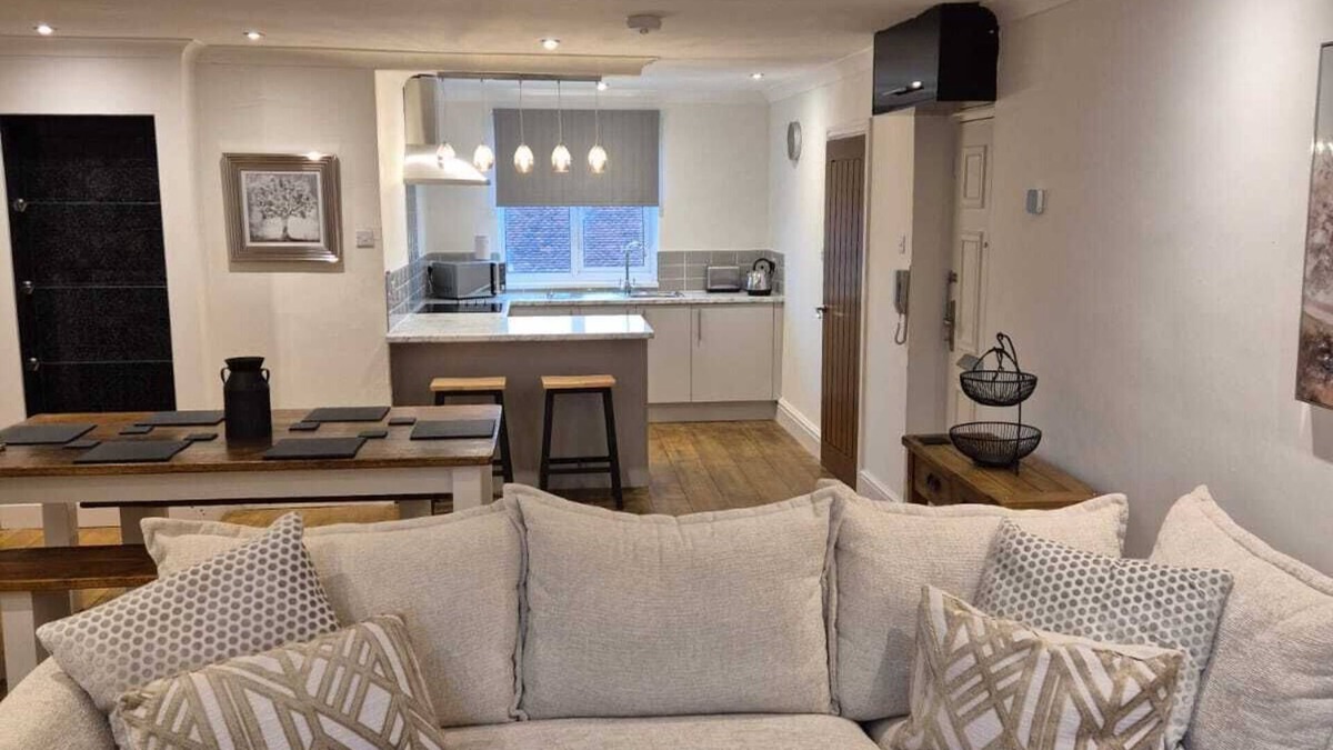 Coleshill Apartment | Top floor pent house suite near NEC/BHX/HS2. 3 Bedrooms, 6 beds