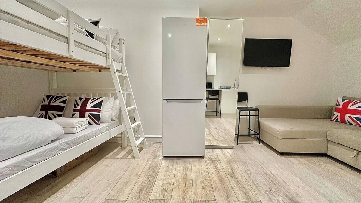 Earlsfield Apartment | Top-floor studio next to station