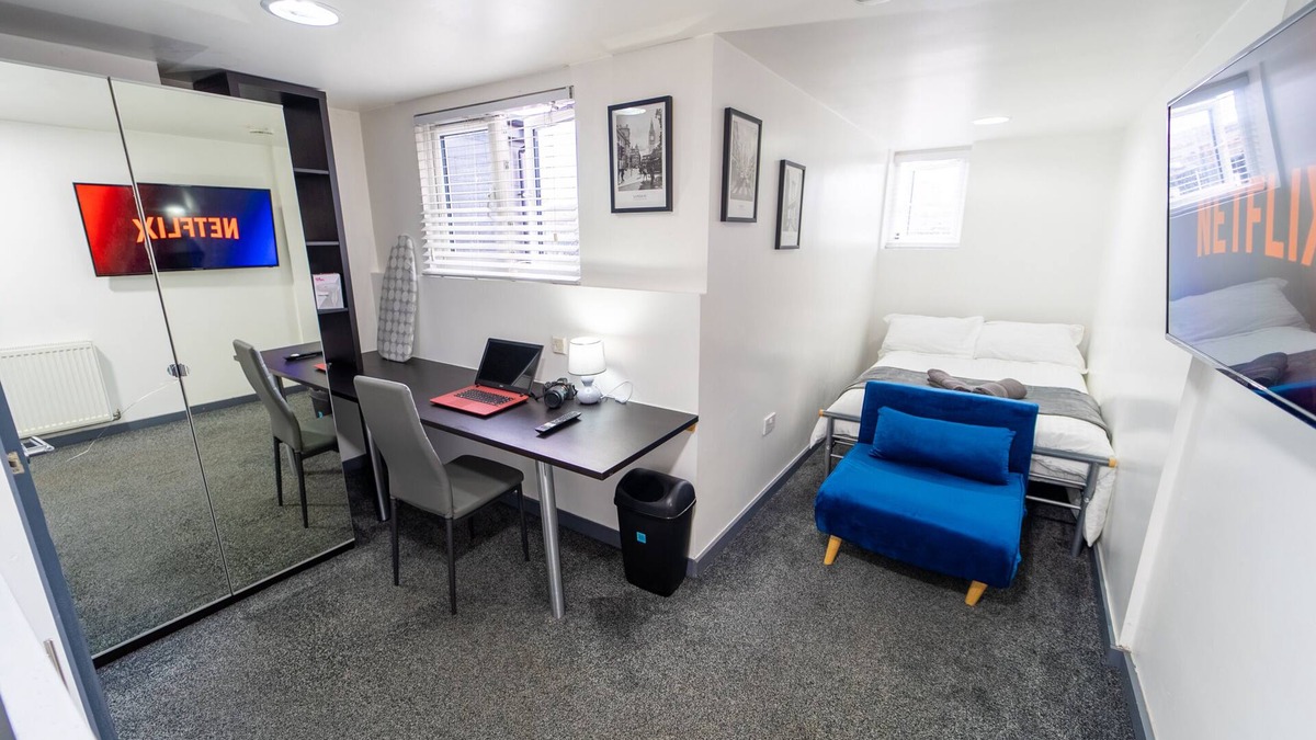 Selly Oak Apartment | Top floor studio close to the City!