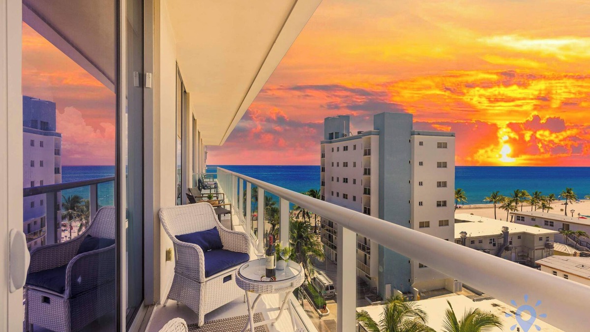 Hollywood Lakes Apartment | Top Floor Stylish Apt - Ocean View
