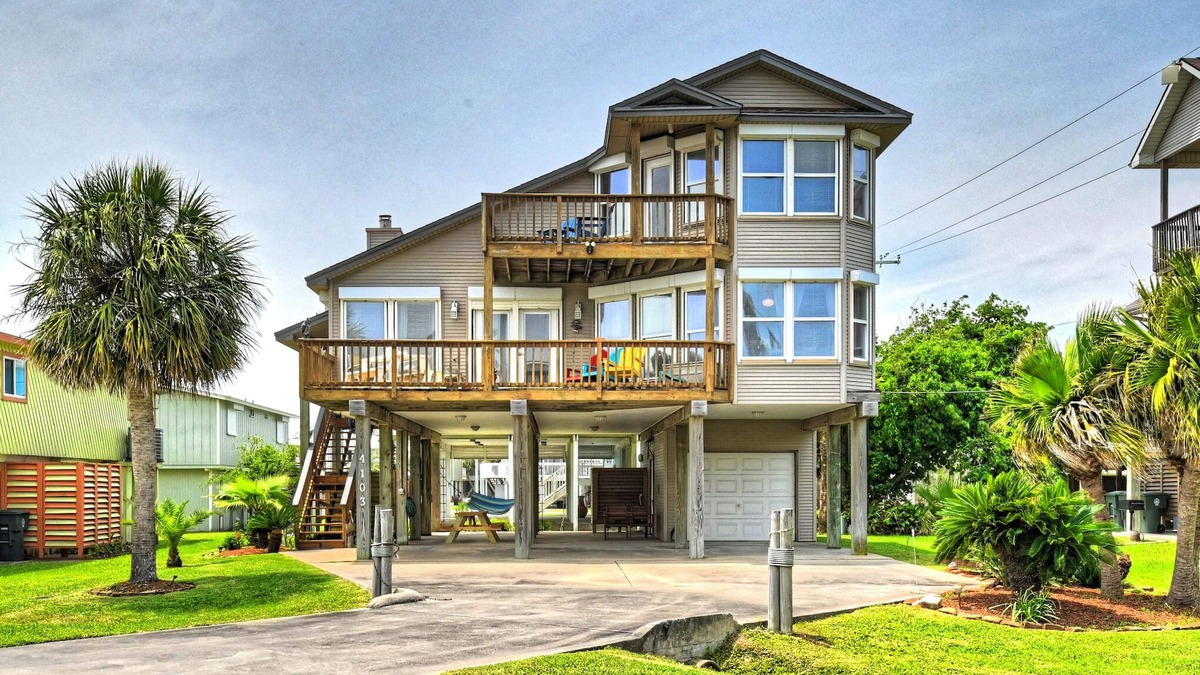 Pirates Beach House | Top Floor Suite with Oceans Views, 3 Min Walk to Beach & Dog Friendly