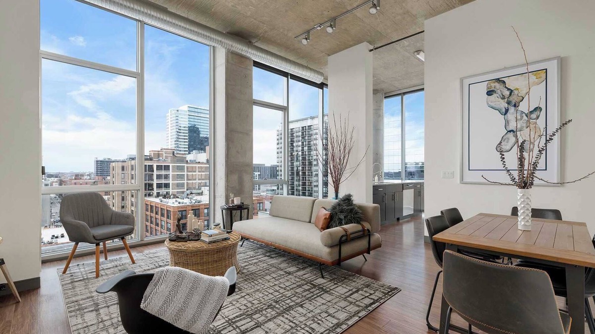 West Loop Gate Apartment | Top Floor Views + Central Comfort