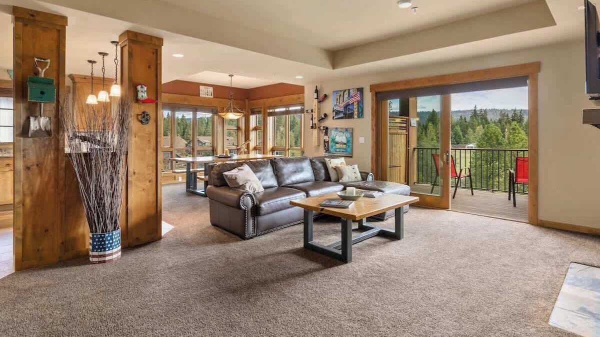 Cle Elum Condo | Top Floor Views | w/Hot Tub | Golf Course