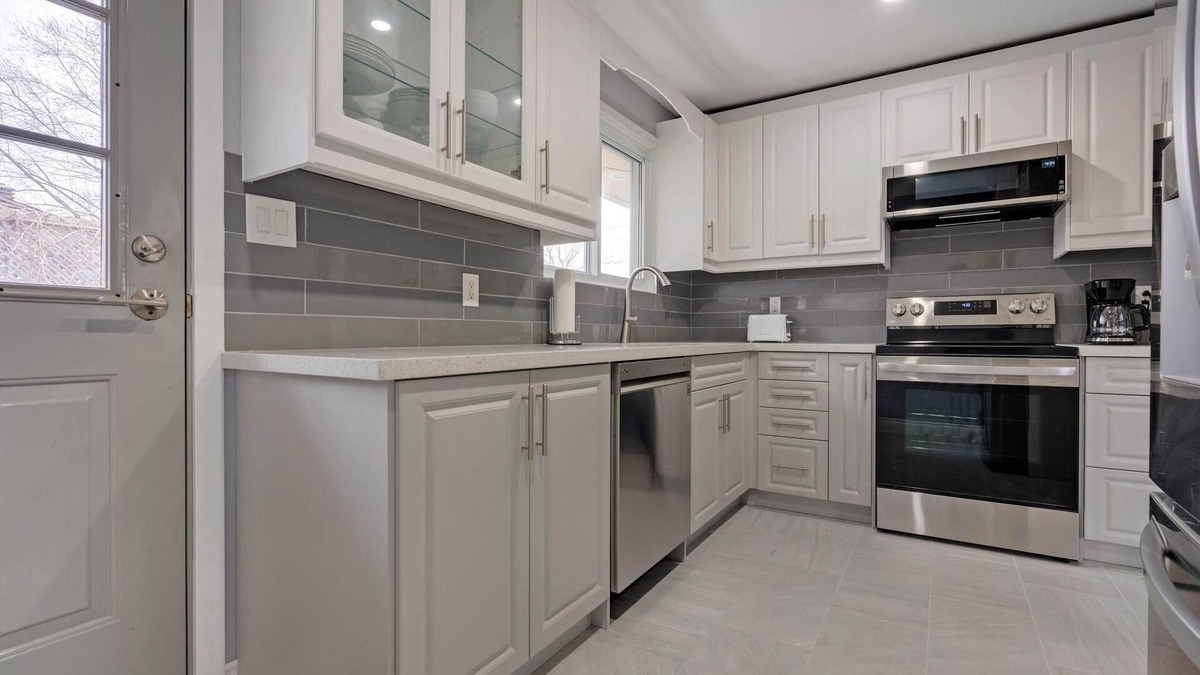Ottawa Division House | Top Flr 3BR Month-Long Stays Vibrant Location!