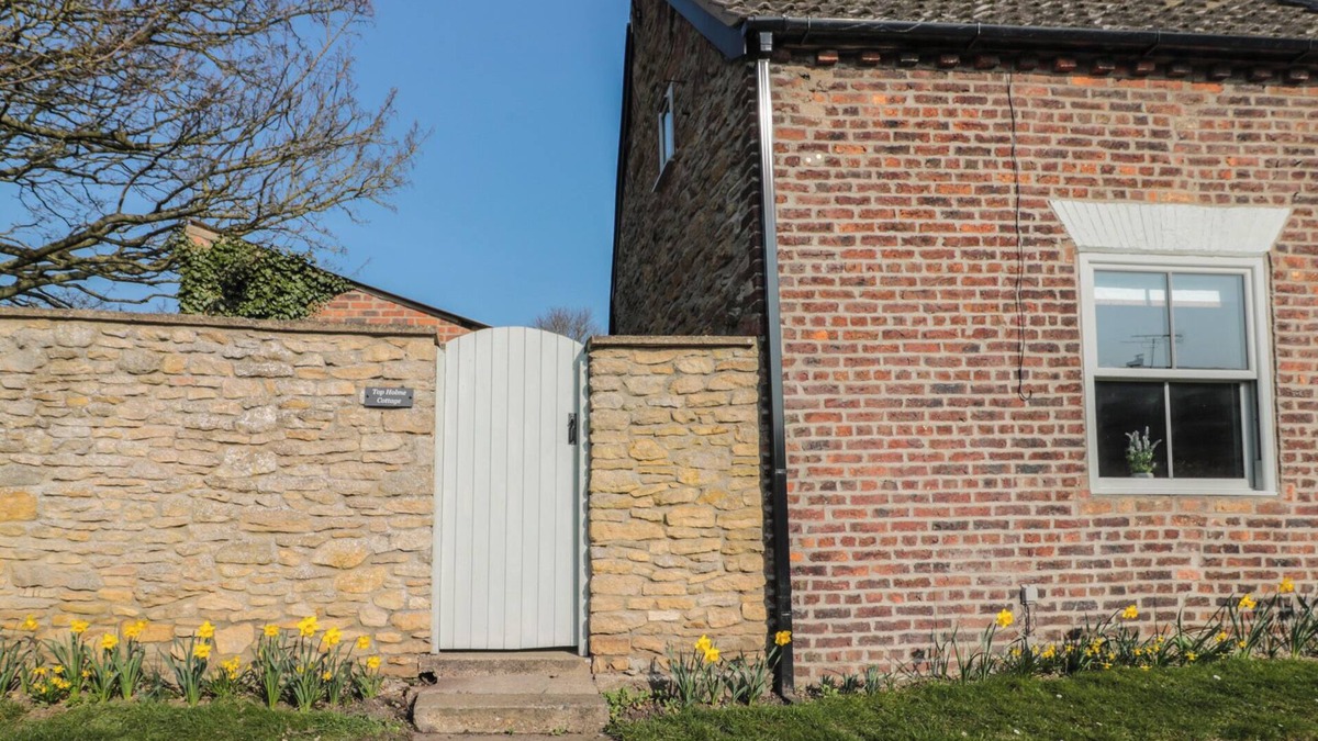 North Newbald Cottage | TOP HOLME COTTAGE, romantic, character holiday cottage in Newbald