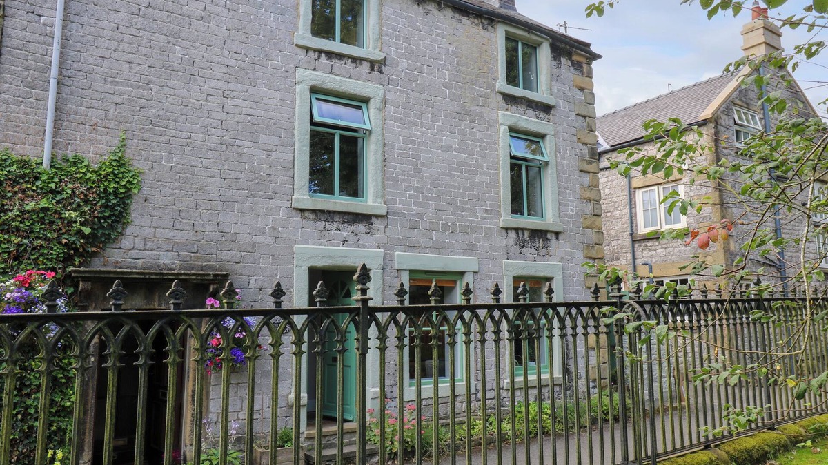 Tideswell Cottage | TOP HOUSE, pet friendly, character holiday cottage in Tideswell