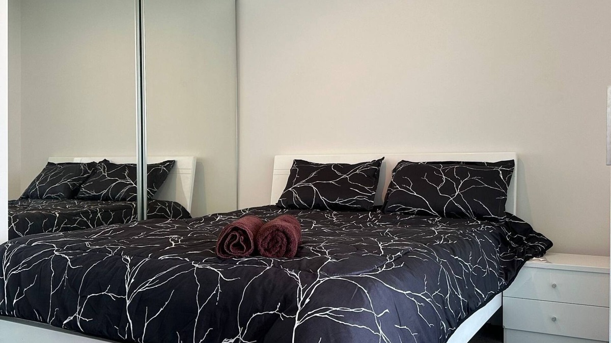 Carlton South Apartment | Top Level Apt. in Melb CBD w. Balcony City View; near Tram Stop & Train Stations
