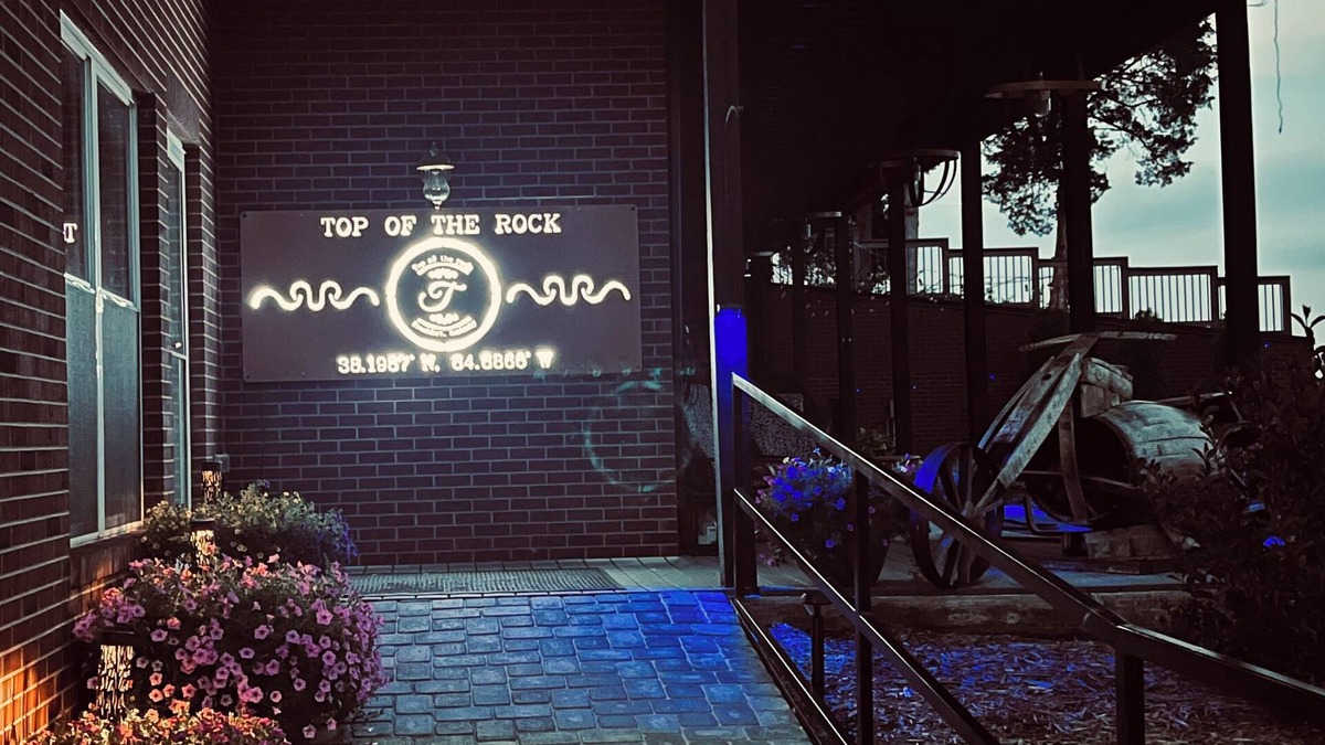 Frankfort Apartment | TOP OF THE ROCK Hot tub EV Charger Buffalo Trace Bourbon Trail
