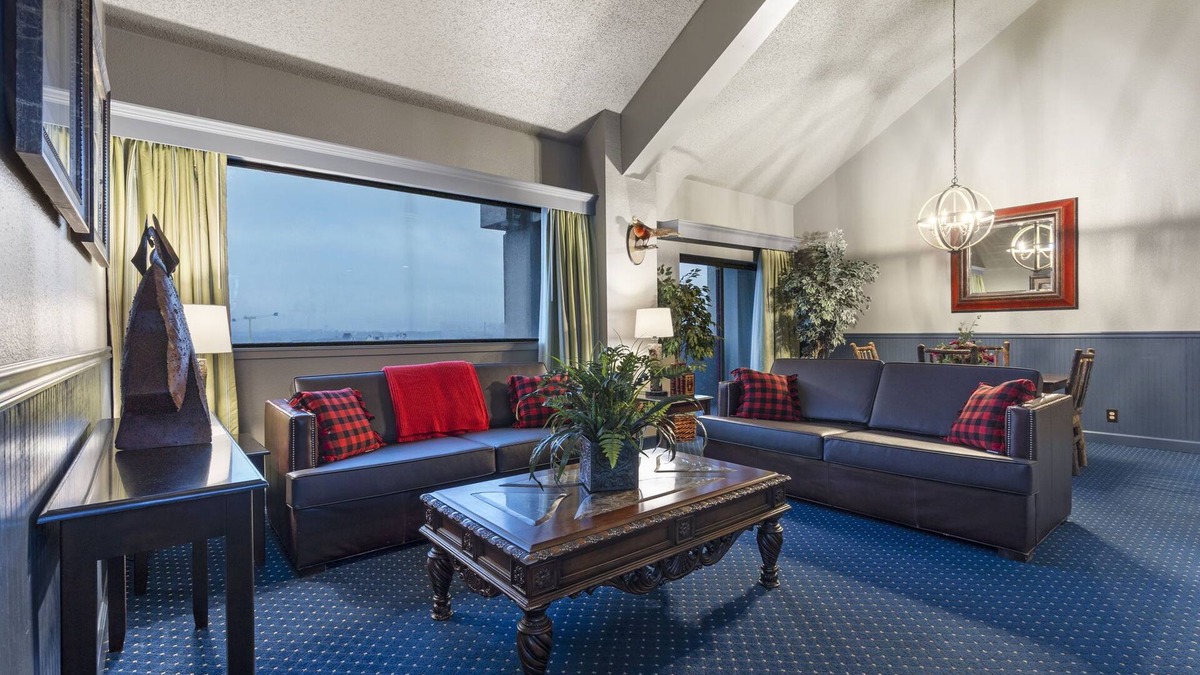 Branson Hotel | Top-of-the-Town King Suite at Thousand Hills Resort Hotel