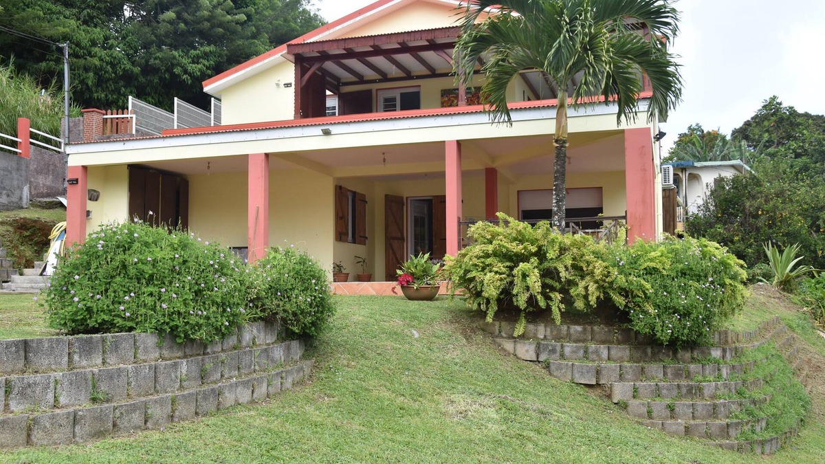 Sainte-Marie Villa | TOP OF VILLA IN ITS VERY GREEN