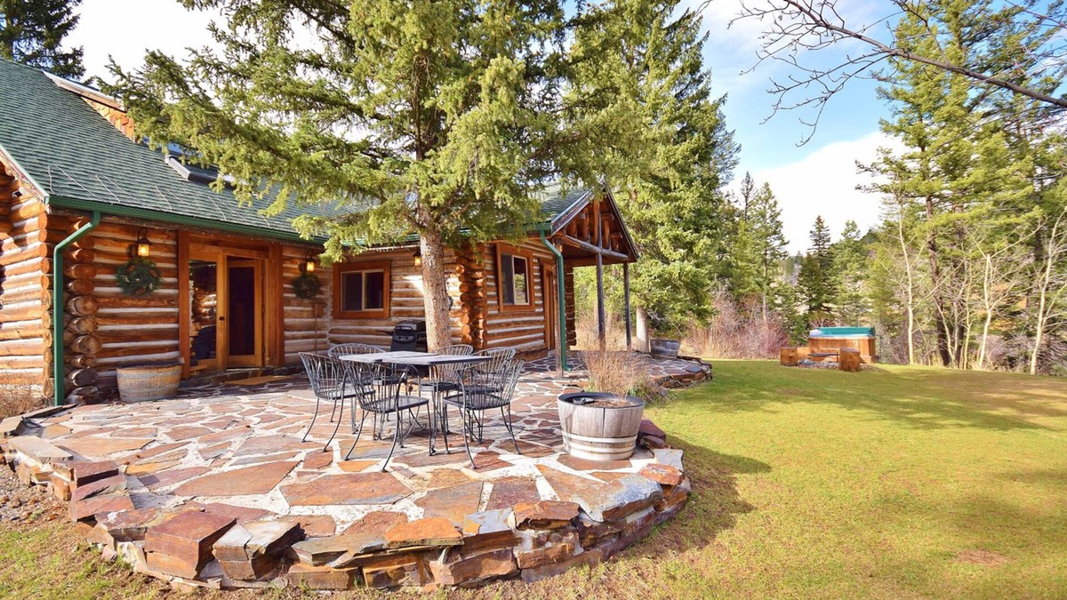 Bozeman Cabin | Top Rated Charming MT Cabin w Hot Tub, 10min Dwtn, MSU, 1hr Big Sky/Yellowstone