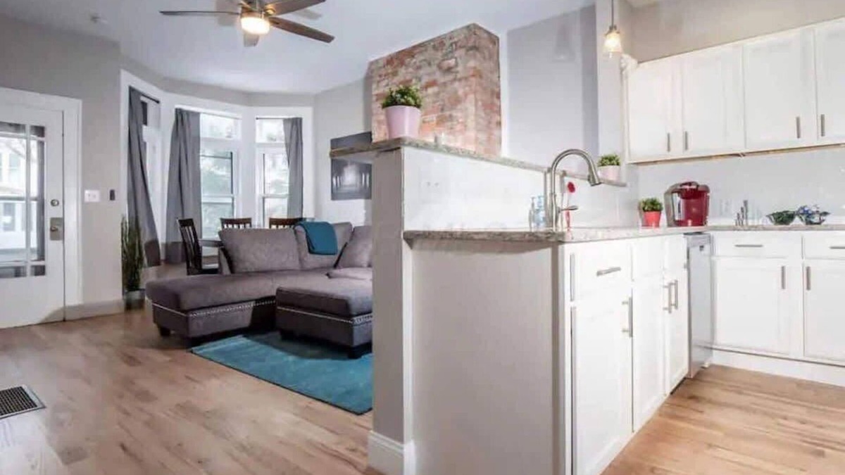 Victorian Village House | Top Rated - PRIME Location - Parking Free - CLEAN