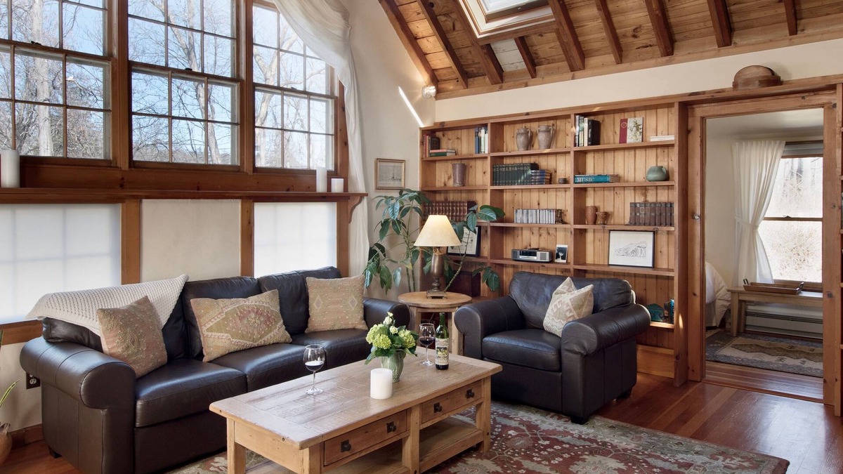 Woodstock Cottage | TOP RATED Romantic rustic luxury + flowing stream + walk to town = Brook Cottage