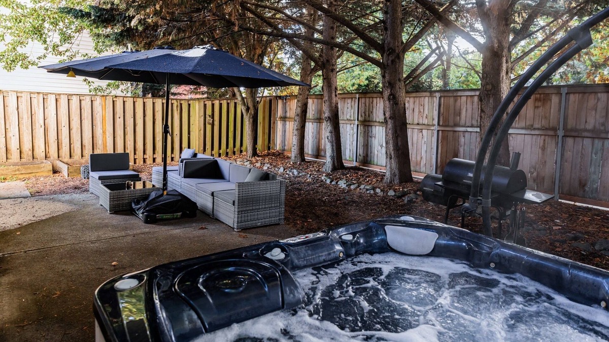 Vancouver House | Top Relaxation Spot! Hot tub, Grill, AC and WiFi in Vancouver