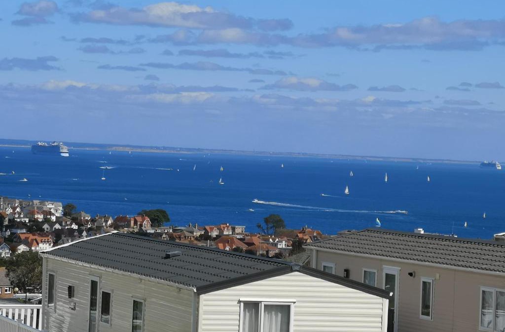 Swanage Ski Chalet | Top Spec Caravan - Stunning sea views across bay