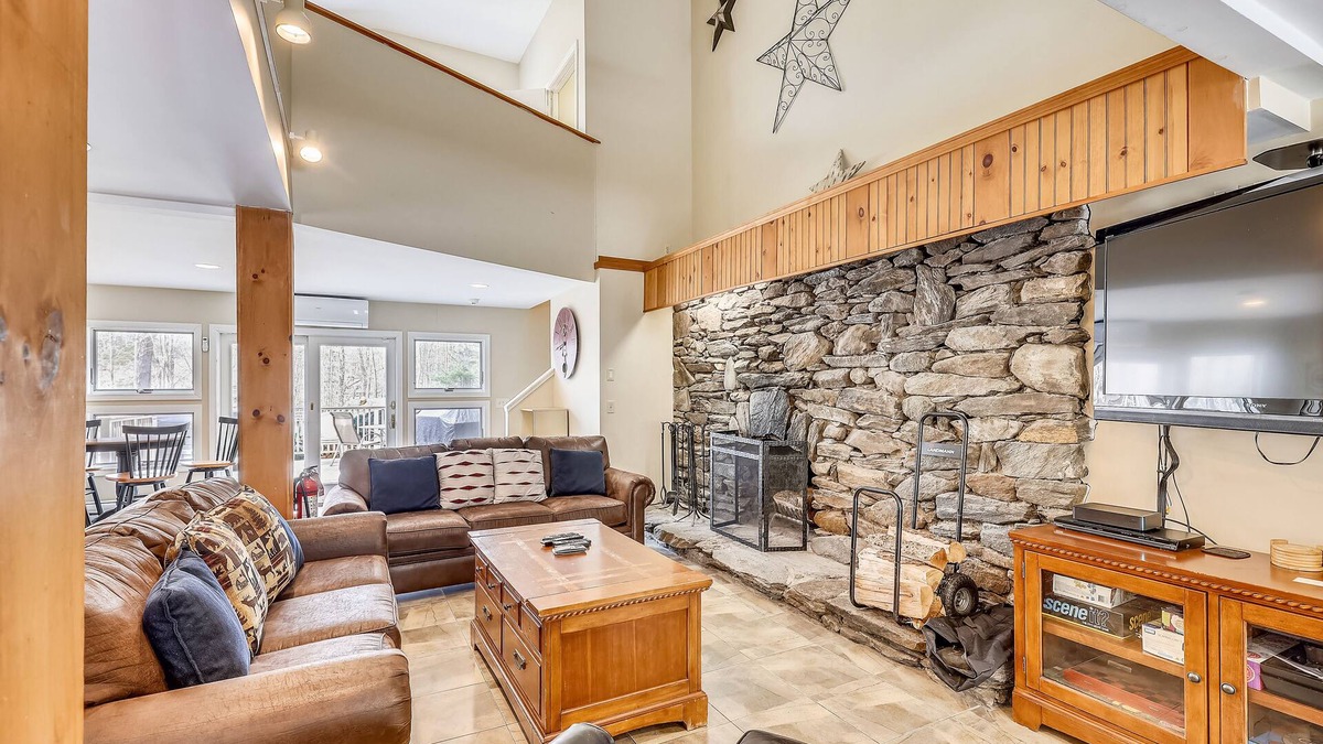 Killington House | Top Star Fabulous 7-bedroom house in the heart of Killington with AC and a private hot tub.