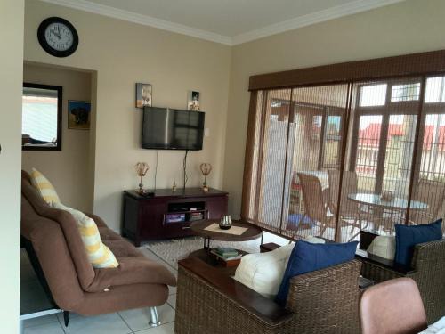 Kareeberg Apartment | Topanga 1, Uvongo beach apartment
