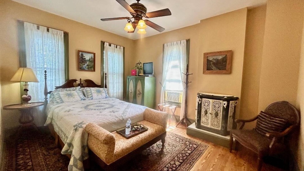 Adamstown Bed & Breakfast | Topaz Room at The Amethyst Inn B&B with jacuzzi tub and gourmet breakfast