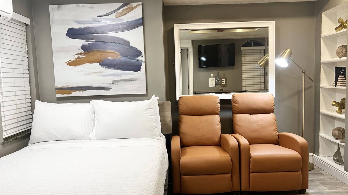 North Miami Apartment | Topaz Suite