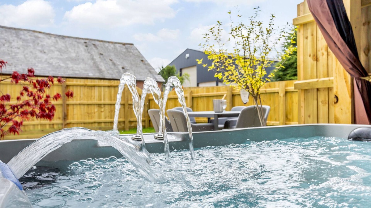 Toppesfield Cottage | Toppesfield Hall Luxury Cottage with Hot Tub