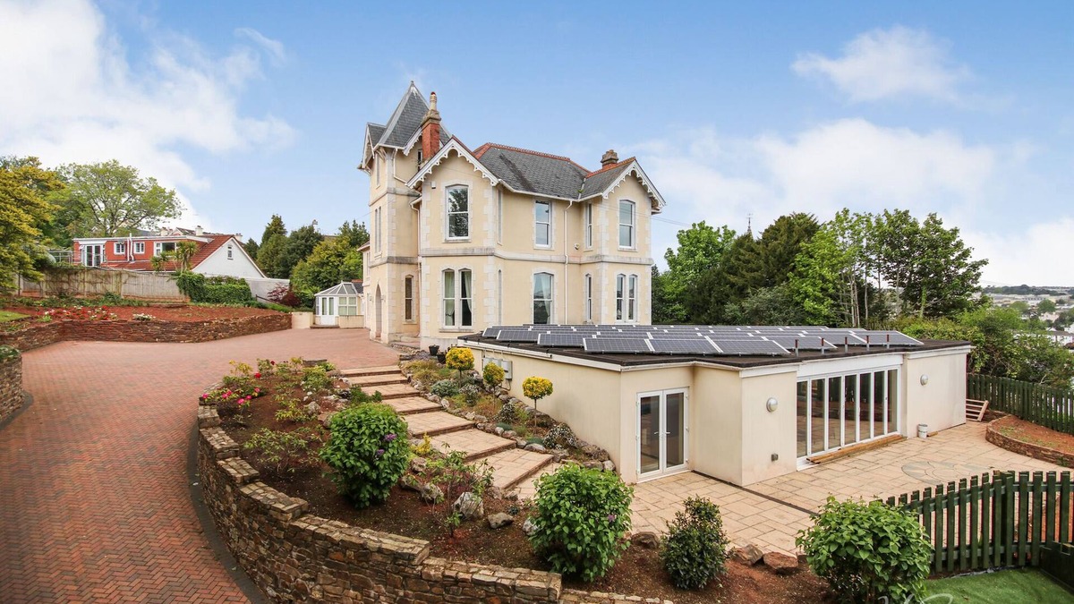 Torquay City Centre Villa | Torbay Rise. Seaside Villa with outstanding family facilities