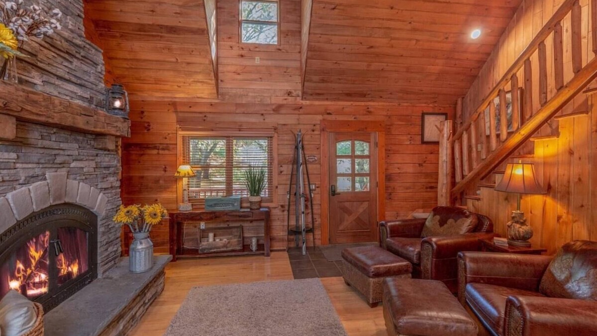 Clam River Cabin | Torch Lake|Fall Colors, Cozy Firepit, Golf, Wine
