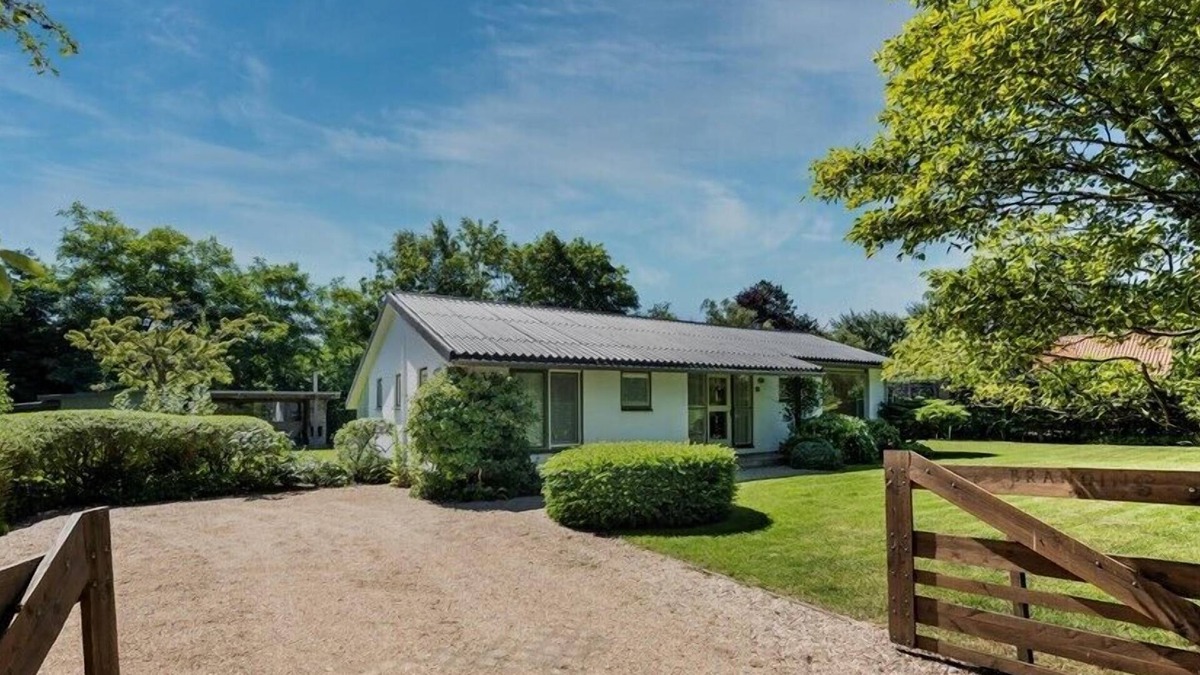 Nieuw-Haamstede House | Torenweg 13 holiday bungalow with ideal garden in prime location