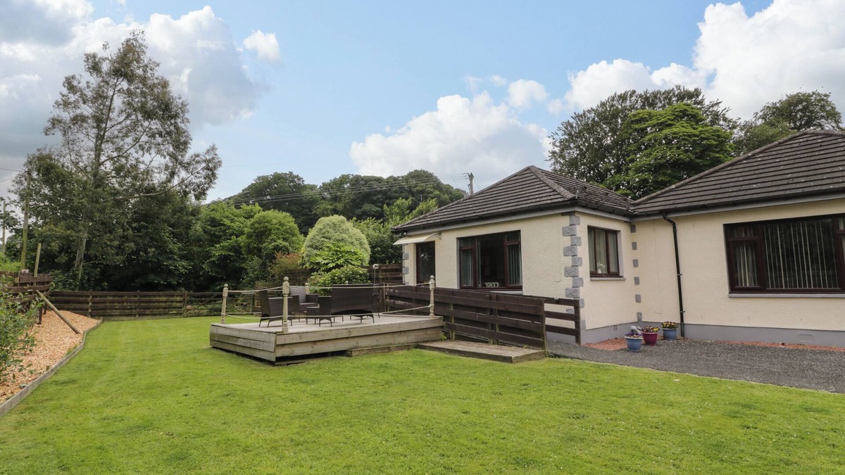 Garlieston Cottage | TORKELD HOLIDAY COTTAGE, pet friendly, with a garden in Garlieston