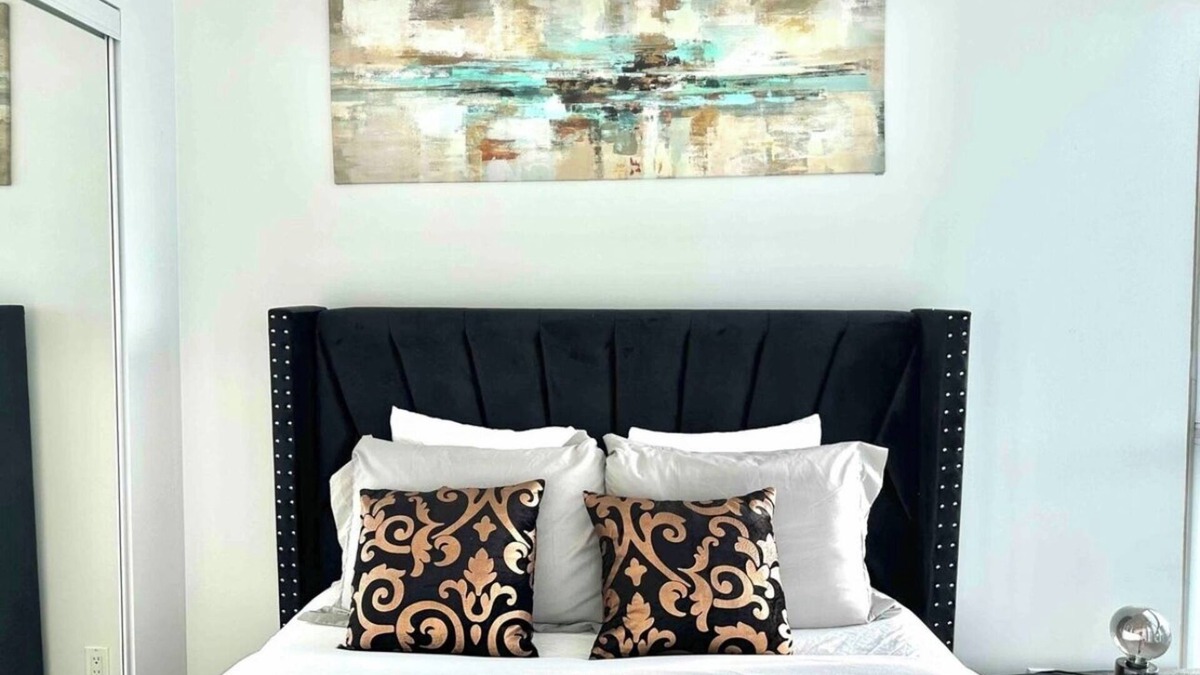 Fort York Condo | Toronto closer Budwiser walk Scotiabank arena 6mins with uber , Rogers Centre .
