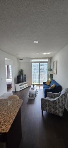 Downtown Toronto Apartment | Toronto CN Tower Maple Leaf Square Luxurious 2 Bedroom Condo
