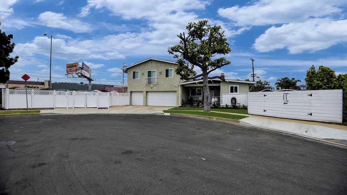 Harbor House | Torrance Mid Century Home Close To Beaches, Shopping, Dining, Entertainment