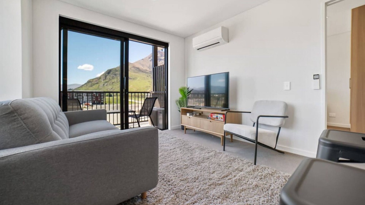Frankton Apartment | Toru Top Floor Apartment - Brand New & Convenient