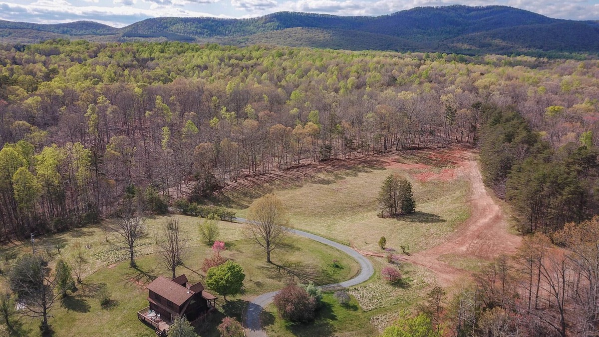 Esmont Cabin | Total Privacy - H’Owl at the Moon Farm & Cabin