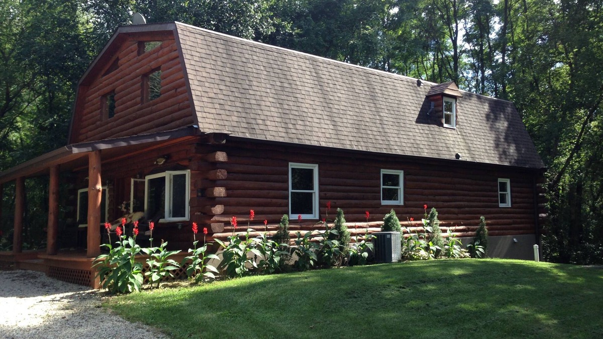 Zenda House | Total Privacy ! Log Home Surrounded By 5 Acres Of Woods near Geneva Lake.