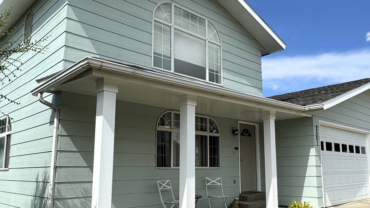 Montrose House | Totally Remodeled- All New Furnishings- Backs to Golf Course- Great Base Camp