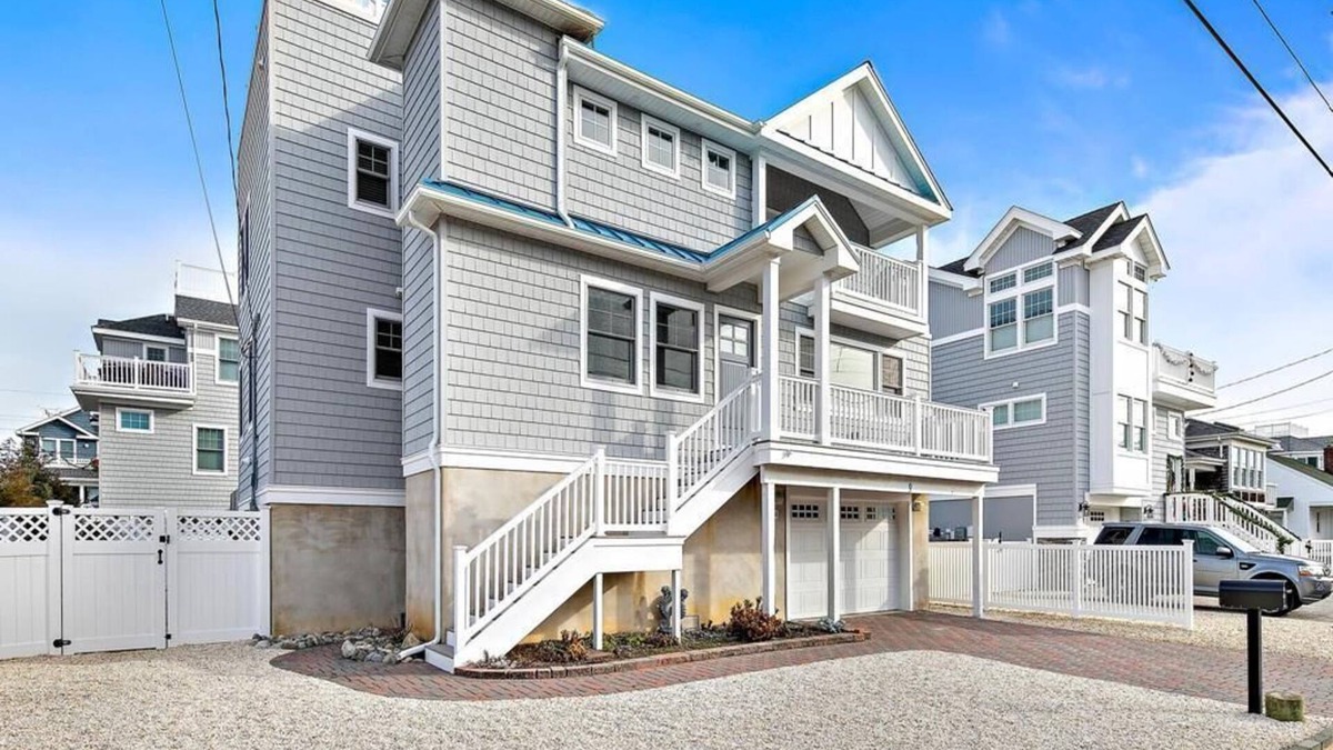 Beach Haven Terrace House | TOTALLY RENOVATED 6 BEDROOM HOME NEXTDOOR TO PICKLEBALL COURTS!