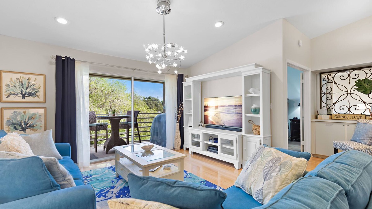 St. Petersburg Condo | TOTALLY UPDATED, SPACIOUS/Clean, SEE MY RAVE REVIEWS! HIGHLY REQUESTED