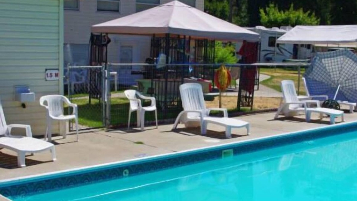 Christina Lake Hotel | Totem Motel & Resort
