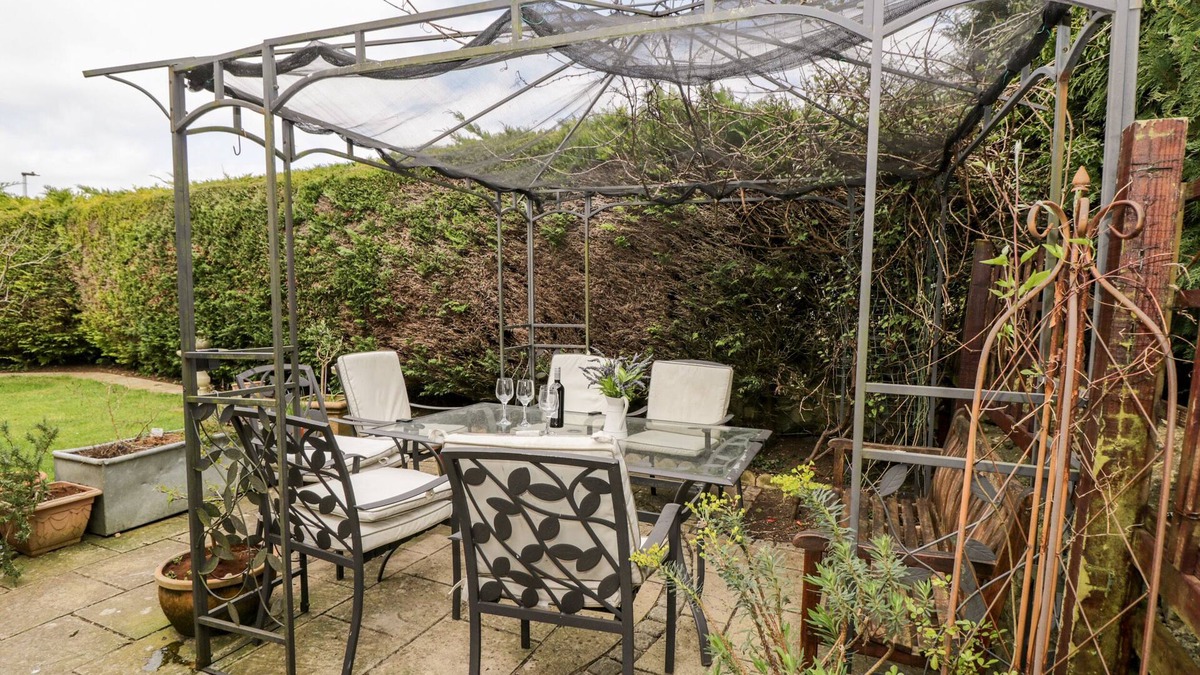 Colerne House | TOTTS HOUSE, pet friendly, with open fire in Colerne