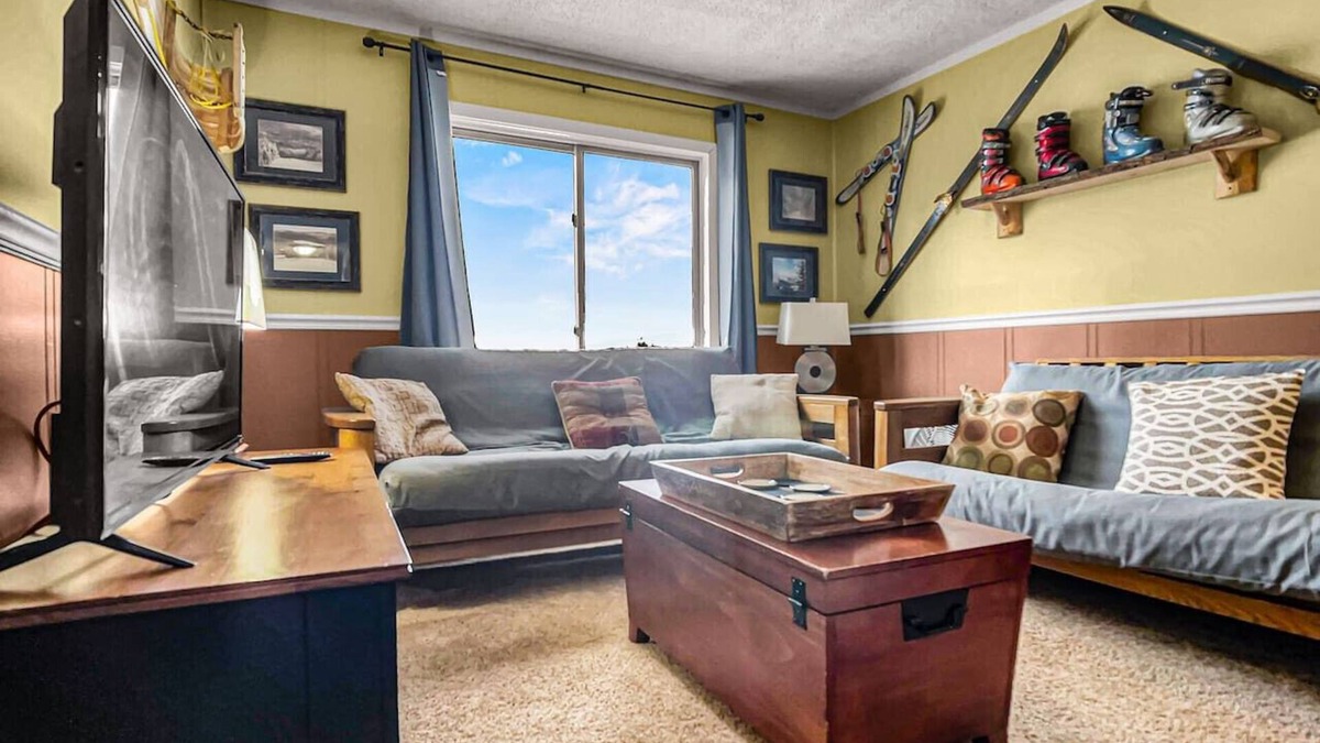 Snowshoe Apartment | TOTW214 Slope Side Condo WiFi Next To Lift Parking